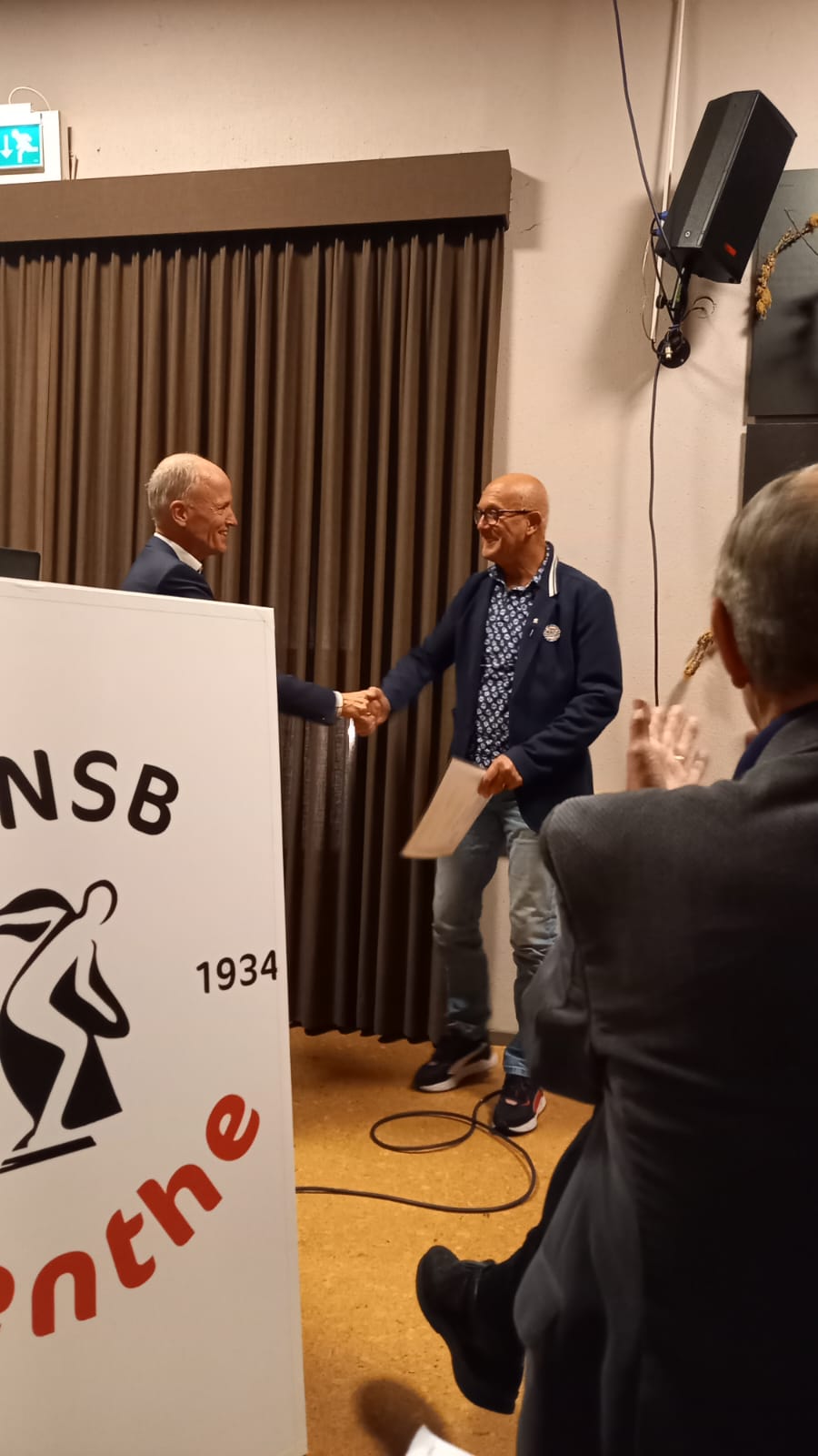 Voorzitter Bart Jonkers KNSB Drenthe huldigt Engbert voor 40 jaar jubileum